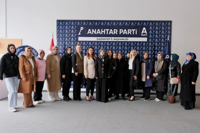 İYİ Parti Gaziantep&rsquo;te Nuriye Zirek Krizi: Fotoğraf Tartışma Yarattı
