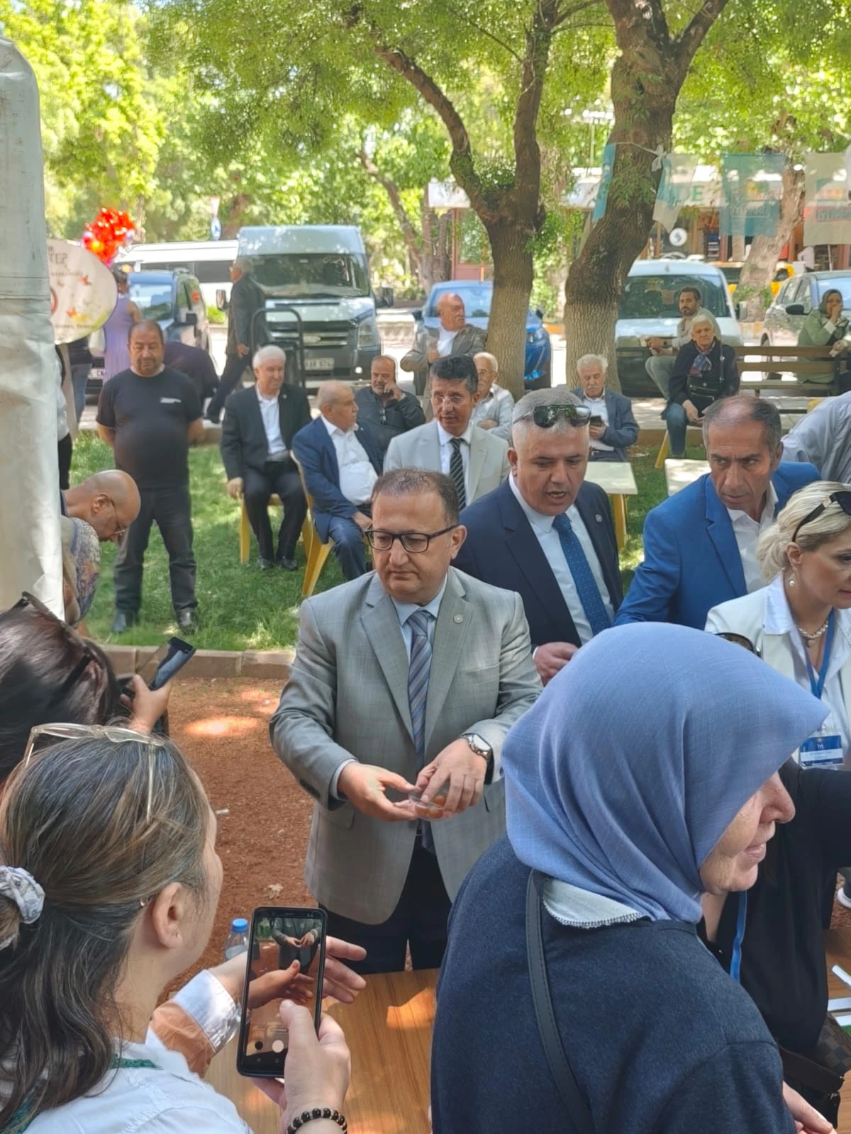 *İYİ Parti Şehitkamil İlçe Başkanı ve Yönetimi, Hıdırellez Coşkusunu Lokma Tatlısı Dağıtarak Paylaştı*  