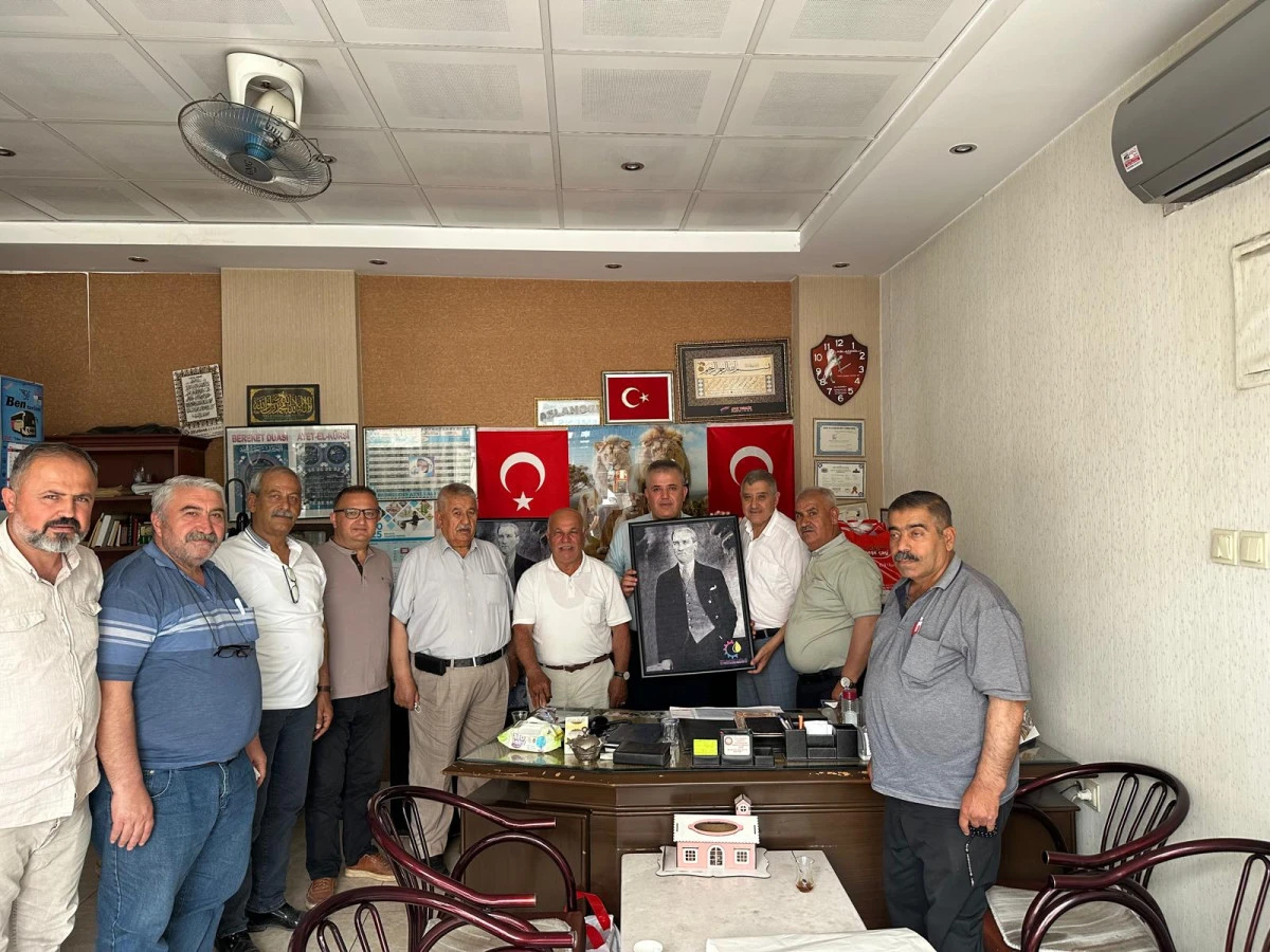 *Şehitkamil'de Muhtarlara Atatürk Tablosu Hediye Edildi*  